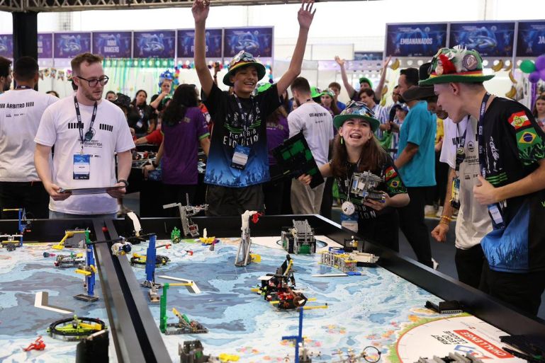 Alunos da Escola SESI representam Brusque em torneio de robótica