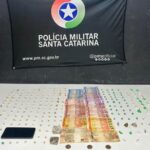 Suspeito passa mal ao, supostamente, ter ingerido droga durante abordagem da PM