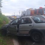 Saída de pista deixa duas pessoas feridas na Rod. Ivo Silveira