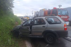 Saída de pista deixa duas pessoas feridas na Rod. Ivo Silveira