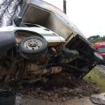 Jovem morre após caminhão capotar em curva na SC-418