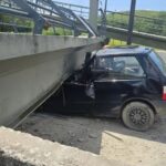 Passarela desaba após caminhão atingir estrutura e motorista  de carro morre esmagado no RJ