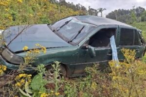 Idoso morre após carro sair da pista e capotar em ribanceira