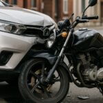 Com suspeita de fratura, motociclista é conduzido ao hospital após acidente