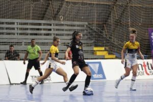 Brusque goleia Criciúma nas quartas e avança à semifinal do futsal feminino do Jasc
