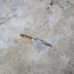 Homem invade terreno armado com faca e termina contido por moradores