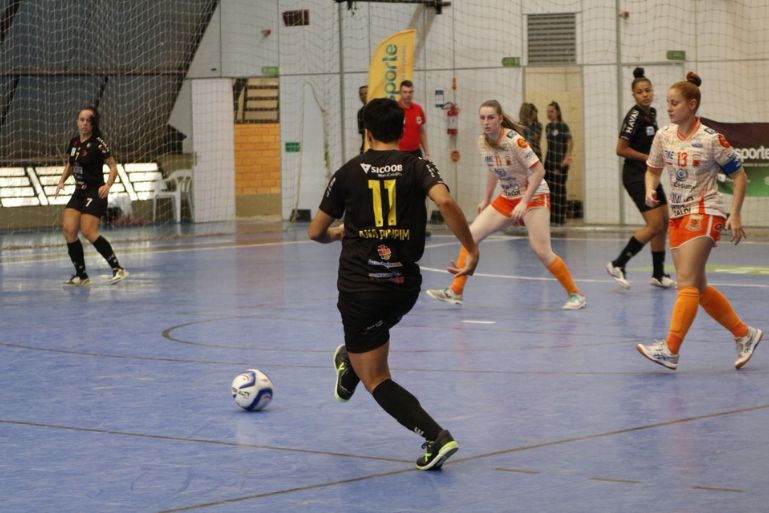 Brusque confirma força no futsal feminino e garante vaga nas quartas do Jasc