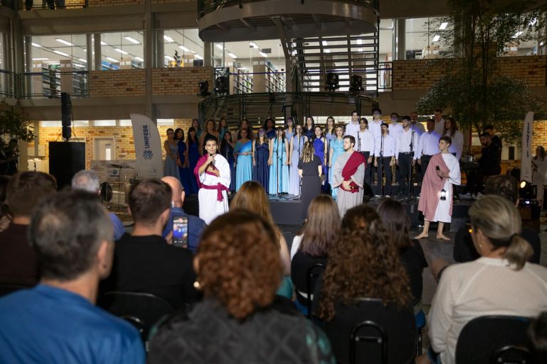 UNIFEBE realiza Cantata de Natal com música e teatro ao ar livre