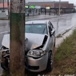 Mulher fica inconsciente após colisão entre carro e poste no bairro Águas Claras