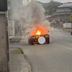 Carro pega fogo em via do bairro Santa Terezinha, em Gaspar