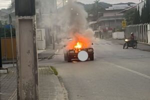 Carro pega fogo em via do bairro Santa Terezinha, em Gaspar