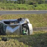 Saída de pista termina em capotamento na BR-470 nesta manhã