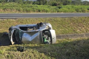 Saída de pista termina em capotamento na BR-470 nesta manhã