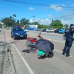 Com escoriações, motociclista é conduzida ao hospital após acidente na Rod. Antônio Heil