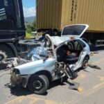 Colisão entre carro e carreta na BR-470 mata dois jovens em SC