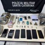 PM detém seis pessoas e apreende cerca de 4 kg de maconha em residência usada para tráfico