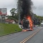 VÍDEO: Cabine de carreta pega fogo após colisão com moto em Gaspar