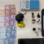 Motociclista tenta fugir, mas é pego com cocaína em Brusque