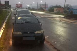Condutor sem CNH colide carro em mureta na Rodovia Antônio Heil, em Brusque