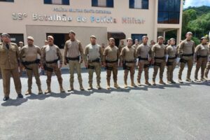 Polícia Militar presta homenagens e promoções em Brusque
