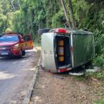 VÍDEO: Mulher fica ferida após carro capotar e atingir árvore na Travessa Lagoa Dourada