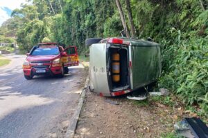 VÍDEO: Mulher fica ferida após carro capotar e atingir árvore na Travessa Lagoa Dourada