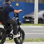 Nova regra exigirá CNH, placa e capacete para ciclomotores a partir de 2026