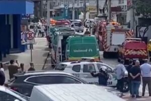 Cinco trabalhadores ficam feridos após queda em obra no Centro de Blumenau