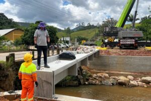 Nova ponte no bairro Limeira tem vigas instaladas