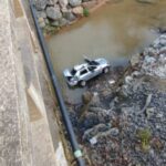 Motorista morre após carro despencar de ponte durante temporal no Alto Vale