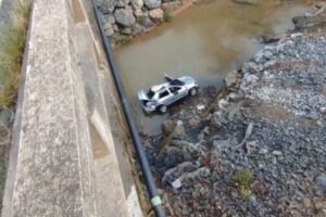 Motorista morre após carro despencar de ponte durante temporal no Alto Vale