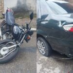 VÍDEO: Motociclista perde controle em curva e atinge carro estacionado em Brusque