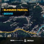 Trânsito fica em meia pista na rua Padre Antônio Eising neste domingo (30)