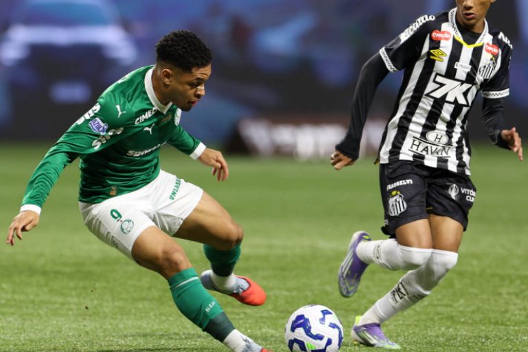 Vitor Roque decide e Palmeiras vence clássico contra o Santos pelo Brasileirão