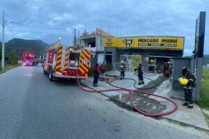 Incêndio atinge mercado durante a madrugada no litoral catarinense
