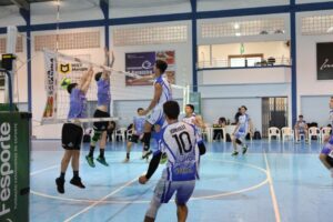 Vôlei define semifinalistas e Brusque conquista ouro no karatê kumite até 45 kg