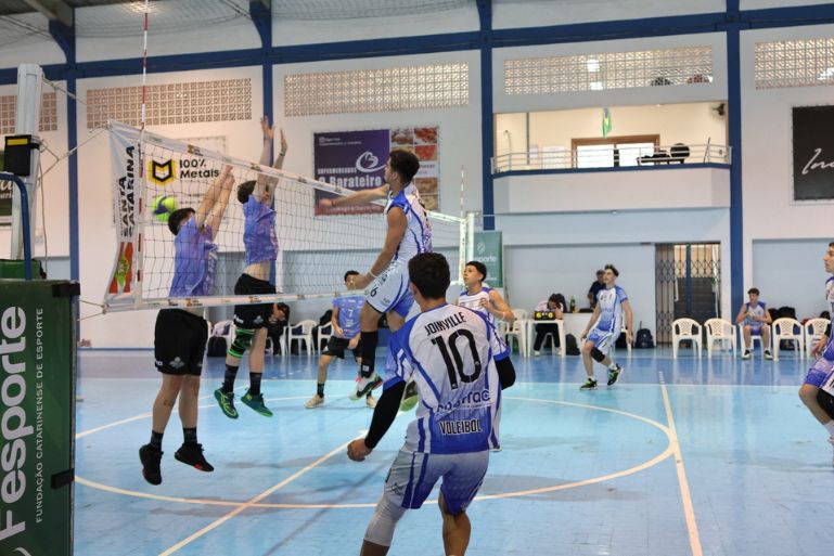 Vôlei define semifinalistas e Brusque conquista ouro no karatê kumite até 45 kg