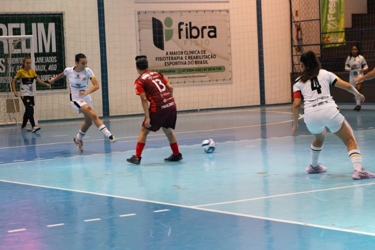 Futsal feminino define classificadas às quartas de final da Olesc em Brusque