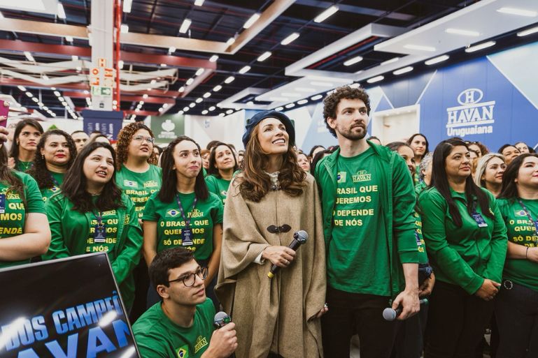 VÍDEO: Família de Luciano Hang representa empresário na inauguração da Havan Uruguaiana