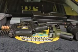 Homem é preso com três pistolas e mais de 160 munições na BR-101, em Joinville; VÍDEO