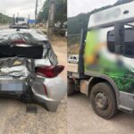 Traseira de carro fica destruída após acidente na Rodovia Antônio Heil