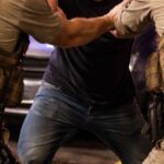 Homem acusado de agredir a esposa avança contra policiais durante atendimento