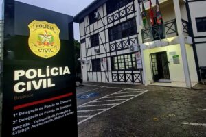 Descumprimento de medida protetiva termina com duas conduções à delegacia, em Brusque