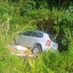 Veículo sai da pista e cai em ribanceira no Bairro Nova Brasília