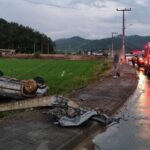 Saída de pista seguida de capotamento mobiliza os bombeiros em Gaspar