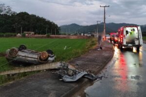 Saída de pista seguida de capotamento mobiliza os bombeiros em Gaspar