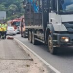Motociclista fica ferido após colisão com caminhão na Rua Arnoldo Ristow