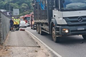 Motociclista fica ferido após colisão com caminhão na Rua Arnoldo Ristow