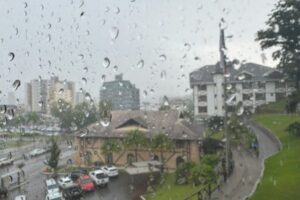 Brusque segue em alerta para ventos intensos e risco moderado a alto de ocorrências