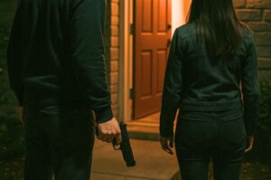 Casal armado rende família, amarra vítimas e rouba veículo em Blumenau